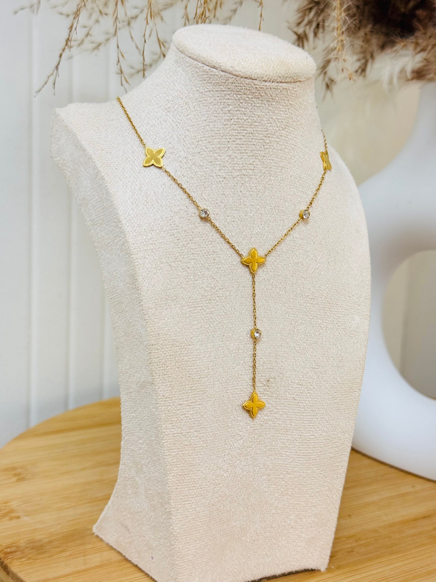 Collier trèfle relief