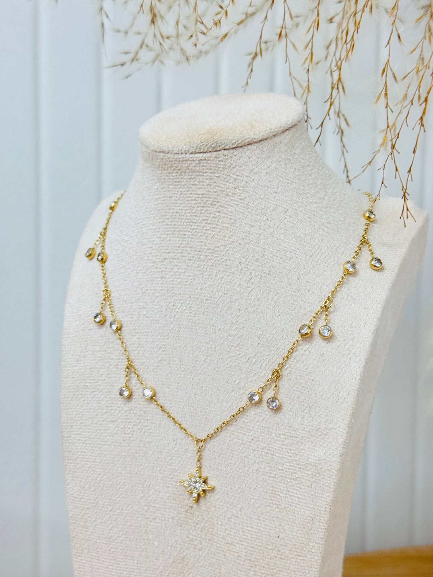 Collier breloques étoiles strass