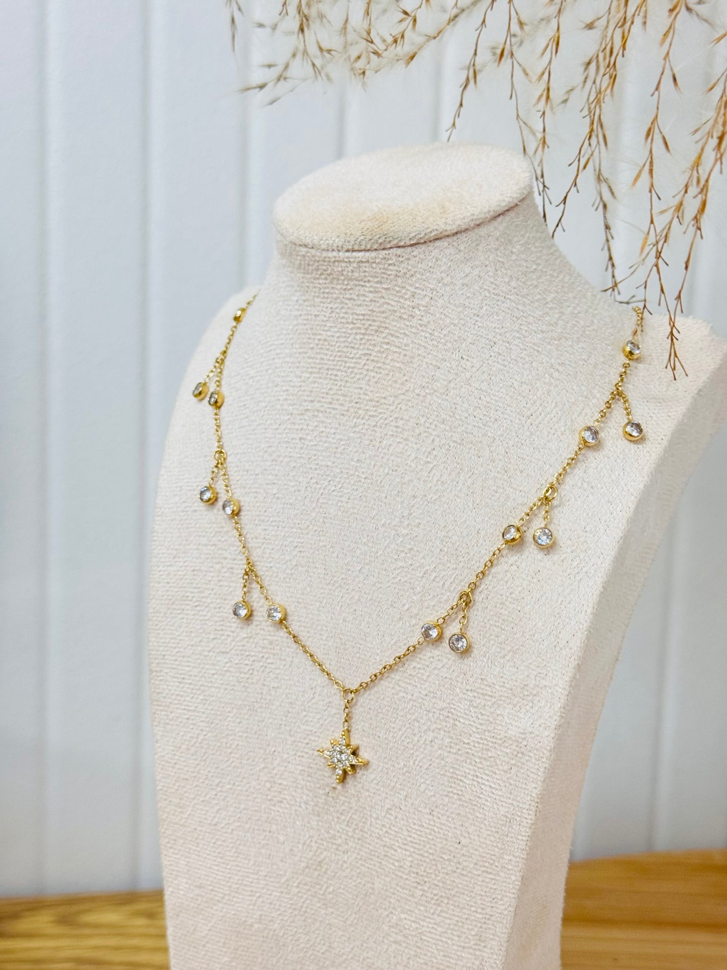 Collier breloques étoiles strass
