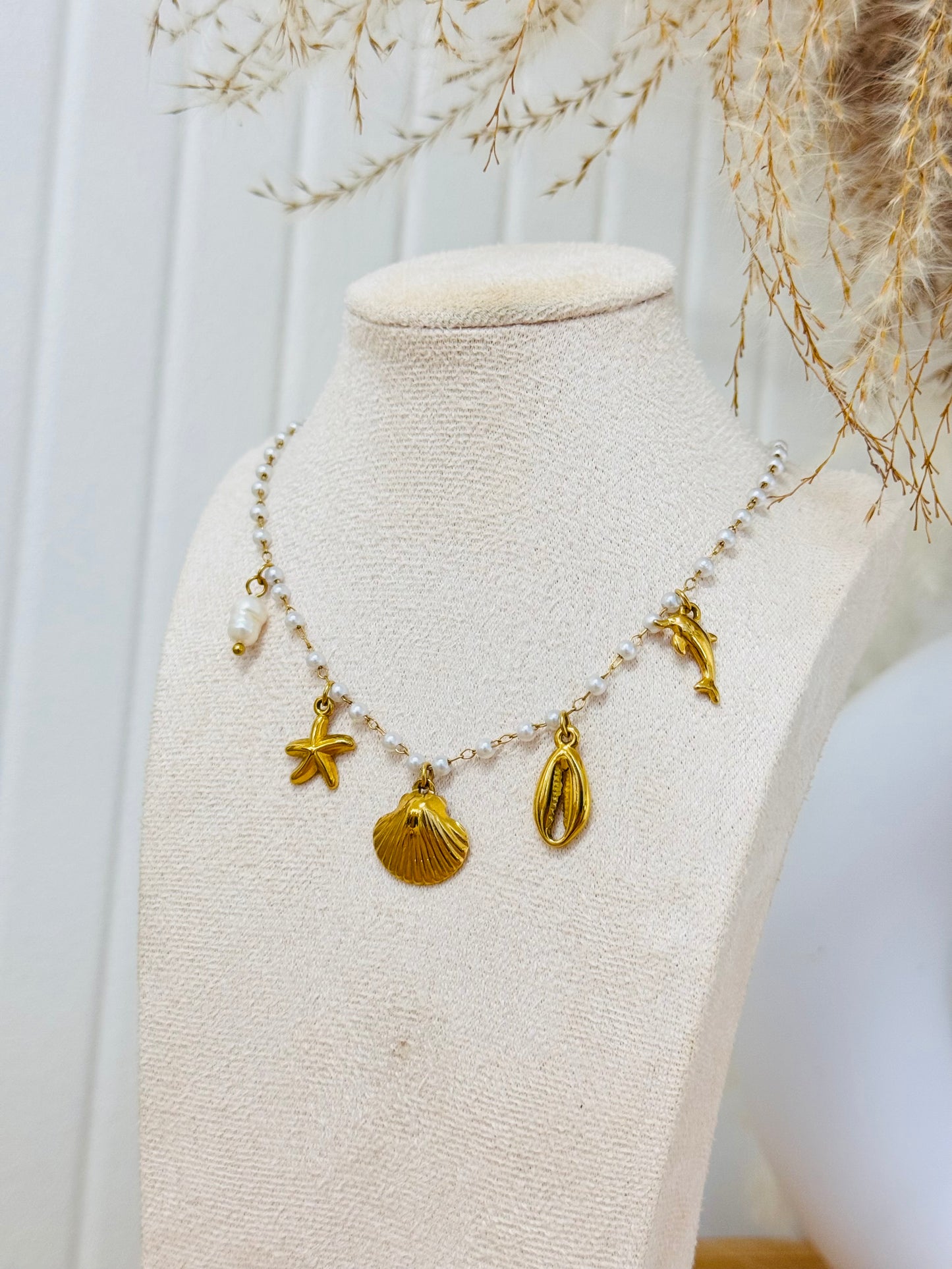 Collier breloques coquillages perles blanche