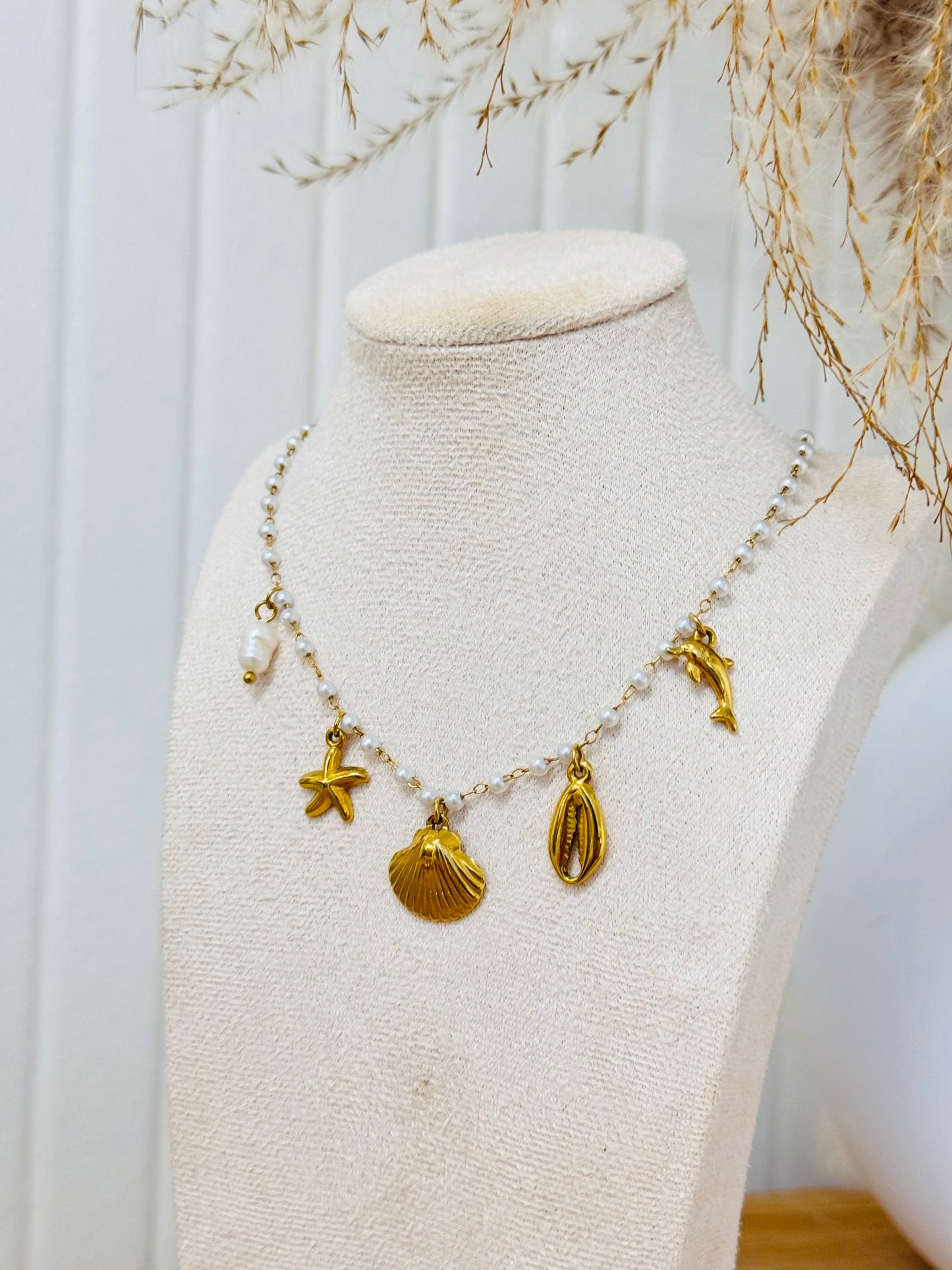 Collier breloques coquillages perles blanche