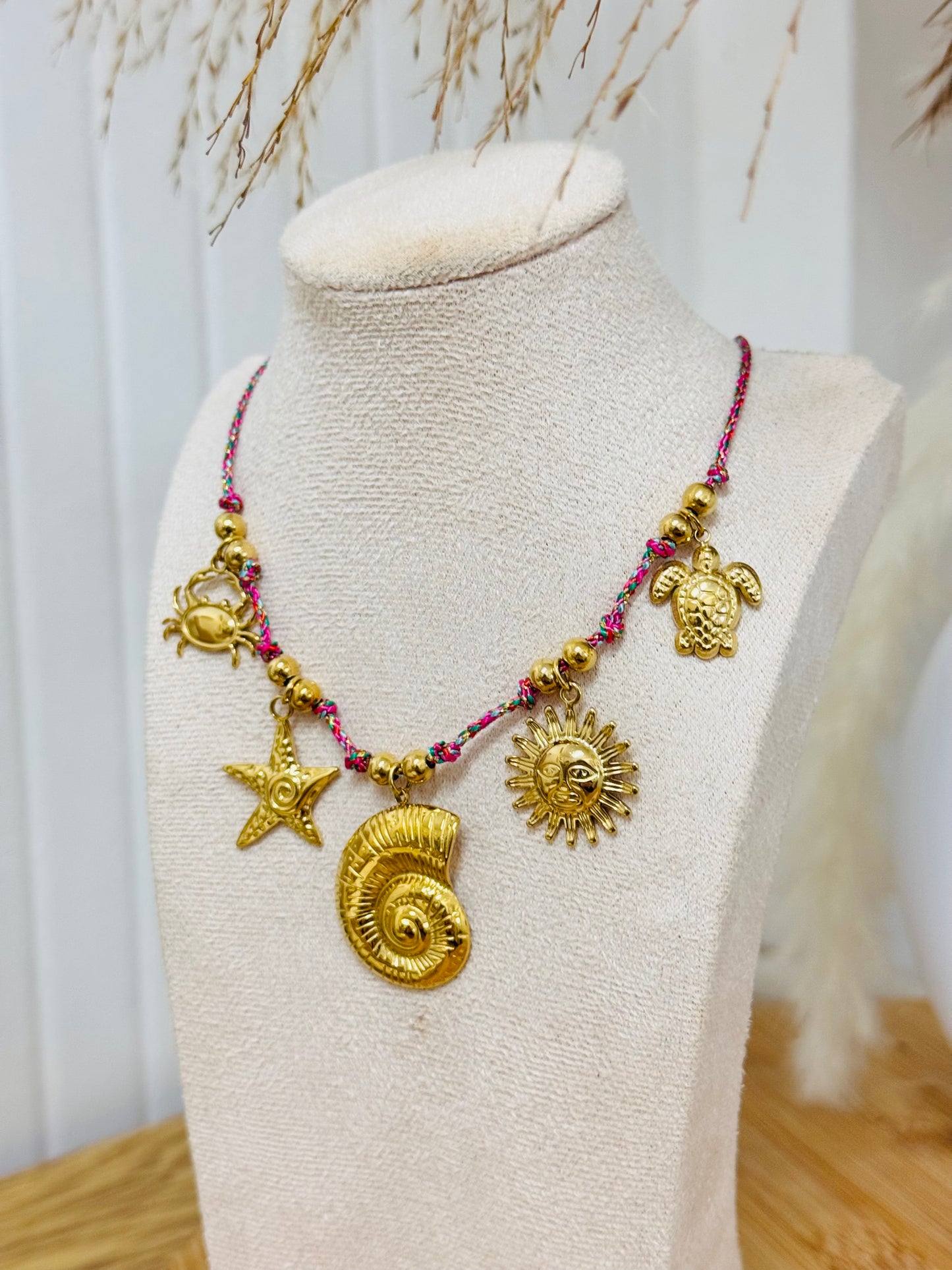 Collier cordon rose breloques