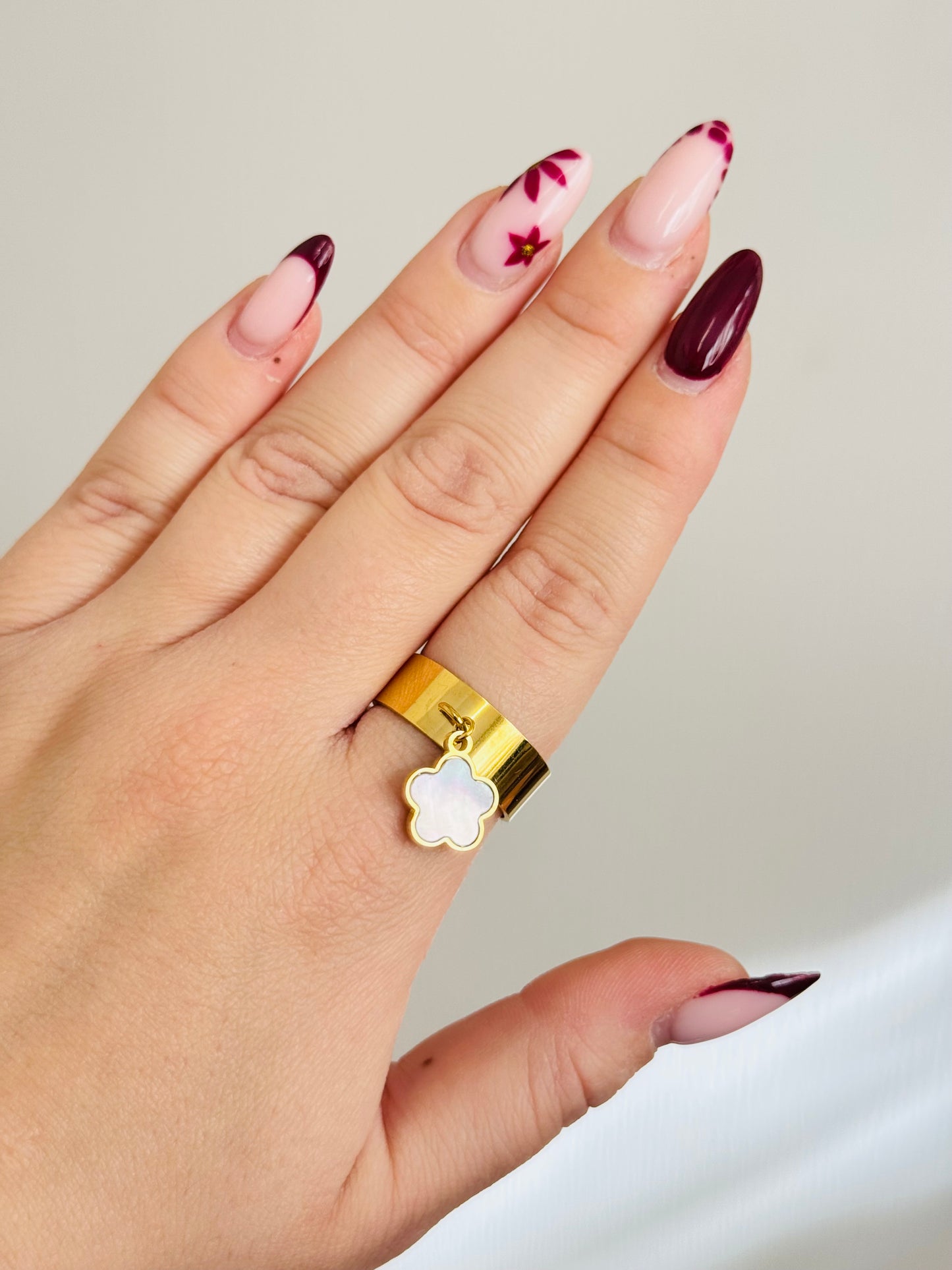 Bague breloque trèfle blanc