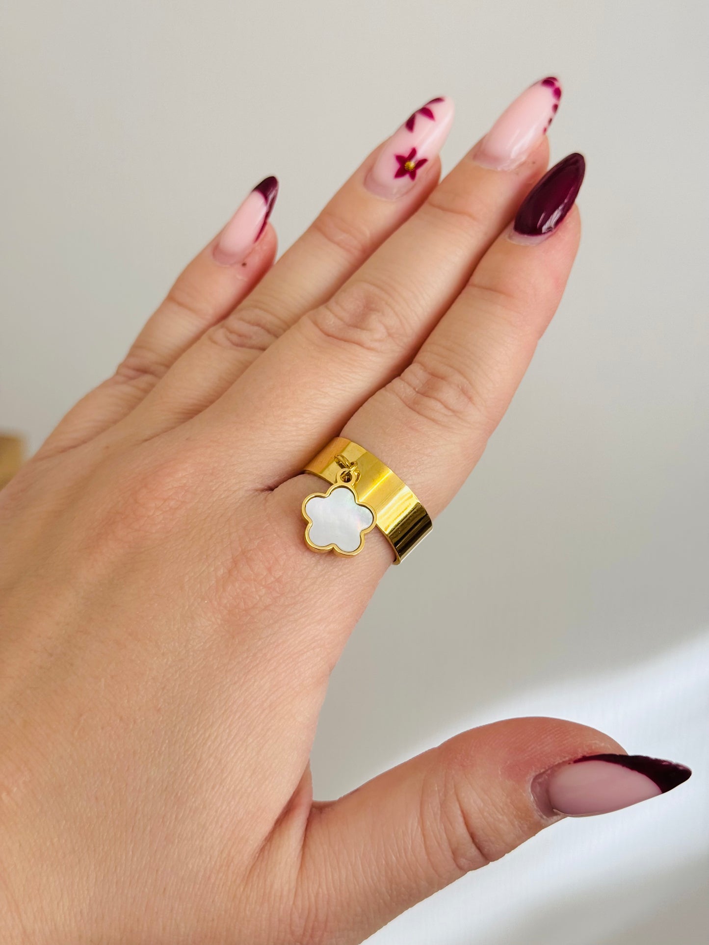 Bague breloque trèfle blanc