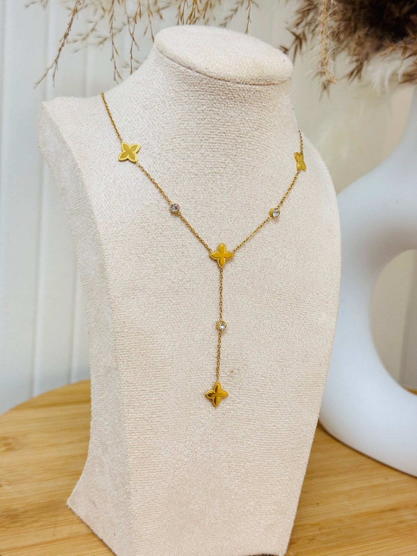 Collier trèfle relief