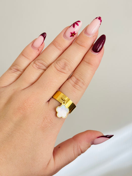 Bague breloque trèfle blanc